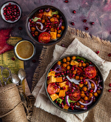 Zdrowa sałatka, jesienny bowl, z ciecierzycą batatem, granatem, pomidorkami, cebulą, czerwony,...