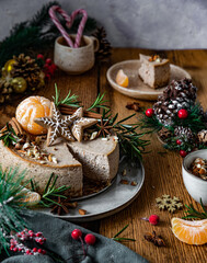 Świąteczny pieczony sernik piernikowy, ciasto, pierniczki, kremowy sernik na święta, dekoracje - obrazy, fototapety, plakaty