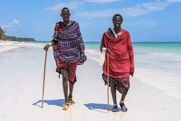 Zanzibar Masaje idą brzegiem oceanu - obrazy, fototapety, plakaty
