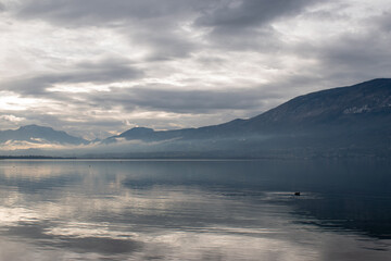 Le Lac du Bourget (Savoie - France) en hiver dans le brouillard