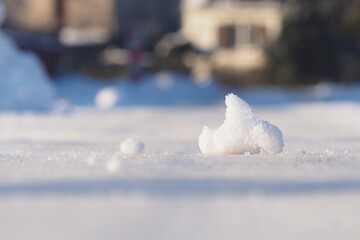 Kawałek śniegu na chodniku, makro 