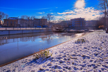 Blick auf den Elstermühlgraben am Stadthafen im Winter und mit Schnee, Blauer Himmel, Leipzig,...