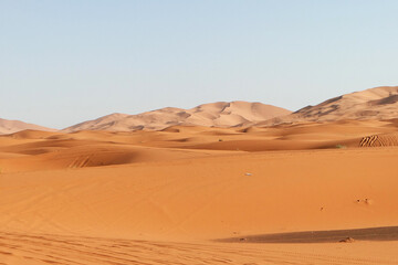 Fototapeta na wymiar Sahara desert's dunes at sundown, Great feeling of freedom and relax. Amazing view.