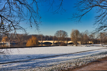 Wiese im Richard Wagner Hain im Winter und mit Schnee, Leipzig, Sachsen, Deutschland