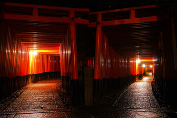 真夜中の赤鳥居