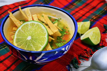 伝統的なメキシコのスープ　ソパ・デ・リマ　コピースペースあり　Traditional Mexican soup　Sopa de Lima (Mexican Lime Soup) with copy space