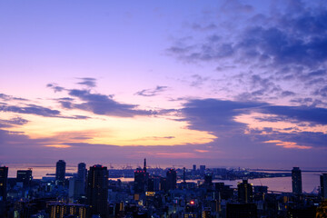 都市の夜明け。神戸元町の高台、ヴィーナスブリッジより神戸市街地を臨む。