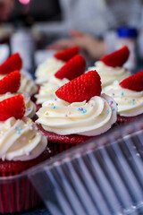 Cupcakes de red velvet con crema batida y fresa