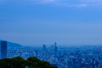 夜明け前の都市風景。早朝まだ太陽が昇る前の寝静まった神戸の街。元町の山手のヴィーナスブリッジからの眺望。