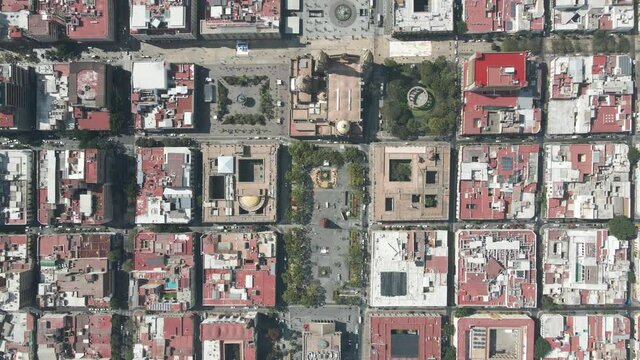 Plaza de Guadalajara durante el d&iacute;a en la temporada navide&ntilde;a de fin de a&ntilde;o, adornos navide&ntilde;os en la plaza principal de Jalisco una tarde de diciembre