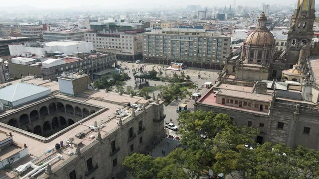 Centro de Guadalajara, Jalisco en M&eacute;xico durante el d&iacute;a. Capital de Guadalajara al medio d&iacute;a viste desde los aires con drone. Toma cinem&aacute;tica a&eacute;rea de la catedral de Guadalajara