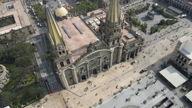 Centro de Guadalajara, Jalisco en M&eacute;xico durante el d&iacute;a. Capital de Guadalajara al medio d&iacute;a viste desde los aires con drone. Toma cinem&aacute;tica a&eacute;rea de la catedral de Guadalajara