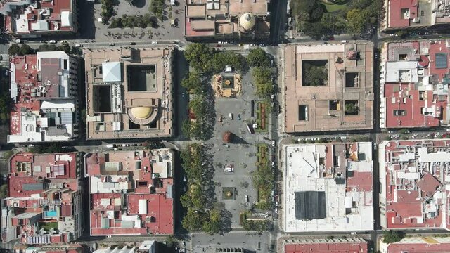 Plaza de Guadalajara durante el d&iacute;a en la temporada navide&ntilde;a de fin de a&ntilde;o, adornos navide&ntilde;os en la plaza principal de Jalisco una tarde de diciembre.