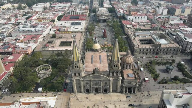 Plaza de Guadalajara durante el d&iacute;a en la temporada navide&ntilde;a de fin de a&ntilde;o, adornos navide&ntilde;os en la plaza principal de Jalisco una tarde de diciembre.