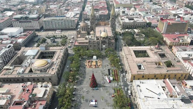 Plaza de Guadalajara durante el d&iacute;a en la temporada navide&ntilde;a de fin de a&ntilde;o, adornos navide&ntilde;os en la plaza principal de Jalisco una tarde de diciembre.
