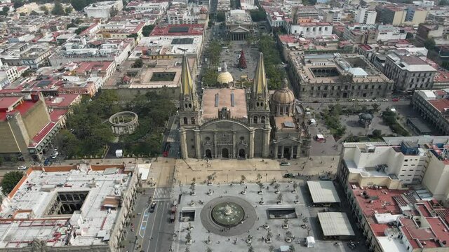 Plaza de Guadalajara durante el d&iacute;a en la temporada navide&ntilde;a de fin de a&ntilde;o, adornos navide&ntilde;os en la plaza principal de Jalisco una tarde de diciembre. Catedral de Guadalajara vista desde los aires.