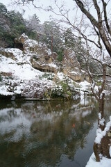 冬の加賀の観光地、雪積もる那谷寺の奇岩遊仙境、縦構図