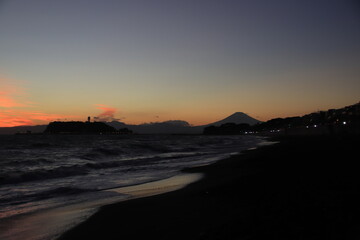 Fototapeta na wymiar 七里ヶ浜から見る富士山と江ノ島の夕景