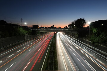 日没の東名高速道路大和トンネル付近の景色