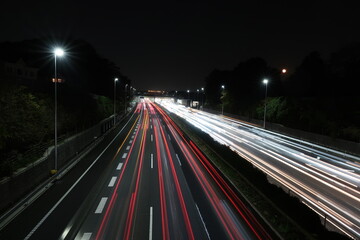 日没の東名高速道路大和トンネル付近の景色