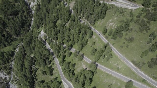 video con drone plano frontal descriptivo sobre subida del paso stelvio