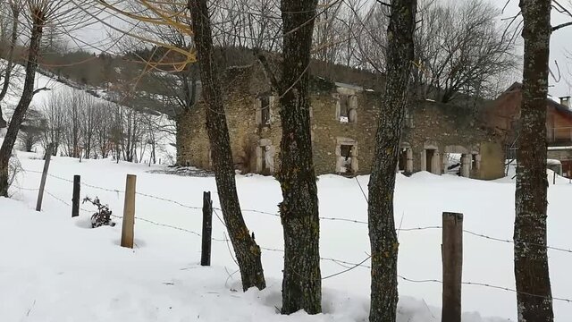 La maison abandonnée, romantique et nostalgique du paysage de neige en Vercors.