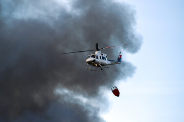 Fototapeta na wymiar Helicoptero contra incendios
