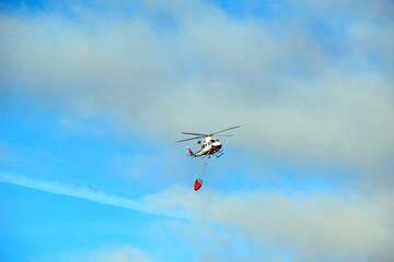 Fototapeta na wymiar Helicoptero en el cielo azul