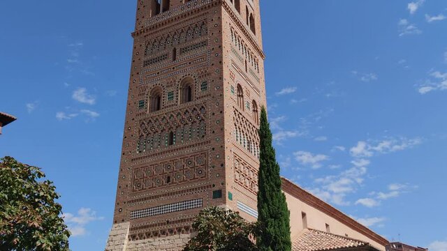 Hermosa torre de san Mart&iacute;n del siglo XIV y estilo mud&eacute;jar en la ciudad de Teruel, Espa&ntilde;a