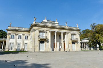 Fototapeta na wymiar Palace on the Water in Royal Baths Park in Warsaw
