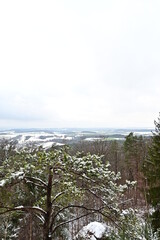 Ausblick vom Veitenstein über verschneite Felder und Wälder, Rudendorf und Lussberg	
