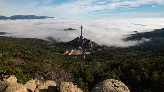 Valles de Los Caidos timelapse and sea of clouds