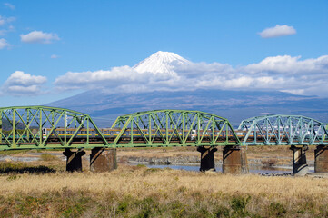 Fototapeta na wymiar 富士川を渡る東海道線の列車