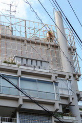 立体的で複雑な構造の建物　原宿駅前、竹下通り周辺の風景