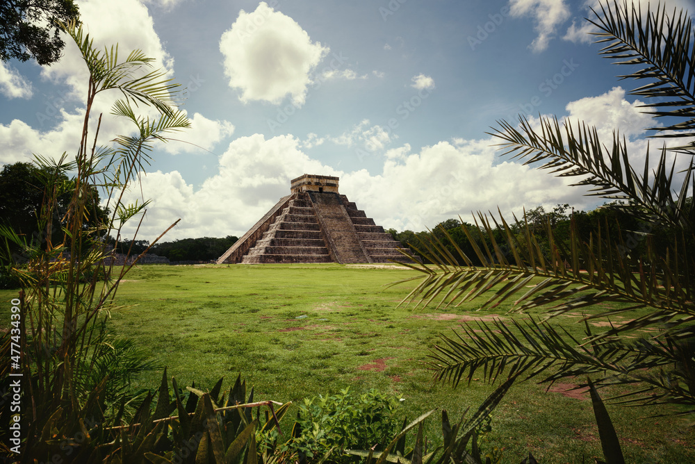 Wall mural the view of temple of kukulcán at chichen itza in yucatan, mexico from the forest