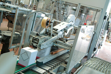 Automatic industrial packaging, boxing and closing of cartons