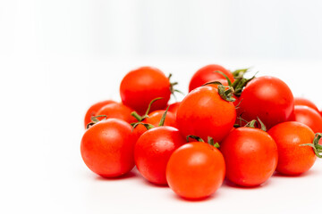 鮮やかな赤色のミニトマト