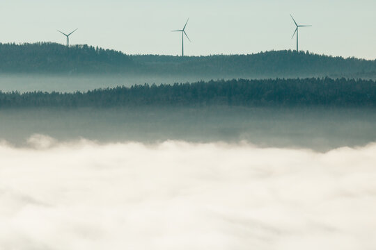 &eacute;olienne au dessus d'un nuage de pollution