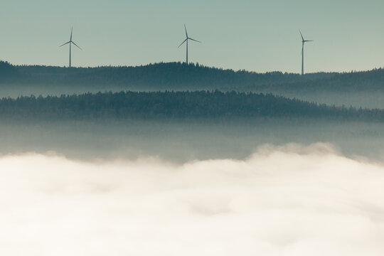 &eacute;olienne au dessus d'un nuage de pollution