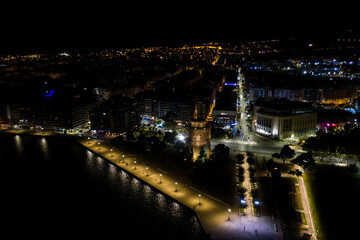 Fototapeta na wymiar White tower of Thessaloniki at night.