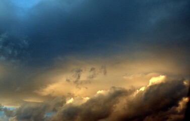 Wolken vor der Sonne im Abendrot