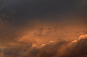 Wolken vor der Sonne im Abendrot