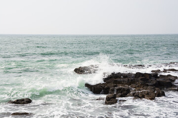 打ち寄せる波
