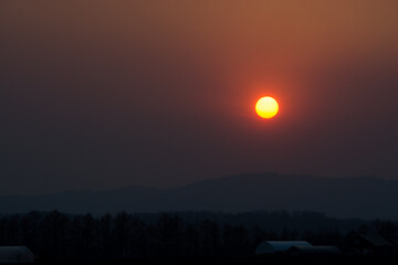 美しい春霞がかかった夕暮れ

