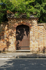 Naklejka premium Garden Gate in brick wall