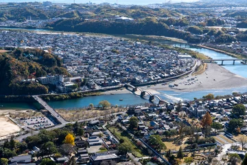 Papier Peint photo Lavable Le pont Kintai [Préfecture de Yamaguchi] Le pont de Kintaikyo et la ville d& 39 Iwakuni par beau temps