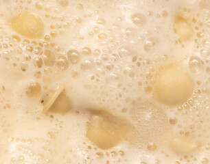 Dumplings made from dough and meat are boiled in boiled water.