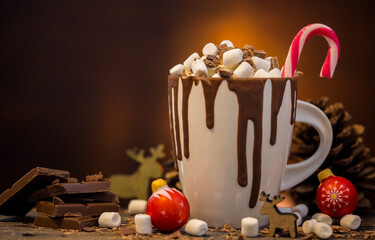 Tasse mit Kakao, Marshmallows, Schlagsahne und Schokoraspel