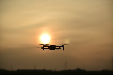 vuela aeroplano al atardece, 