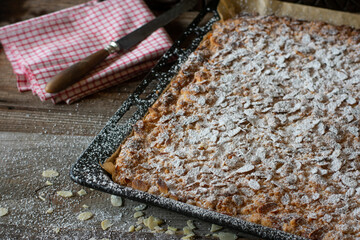 Butter cake with crumbles and almonds